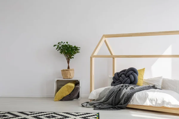 Dřevěný dům postel — Stock fotografie