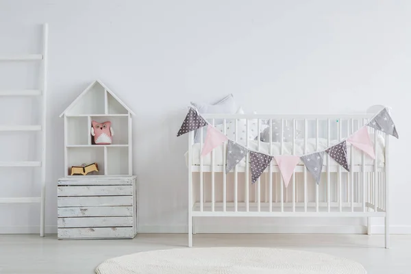 Blanco, conjunto de muebles de bebé vintage — Foto de Stock