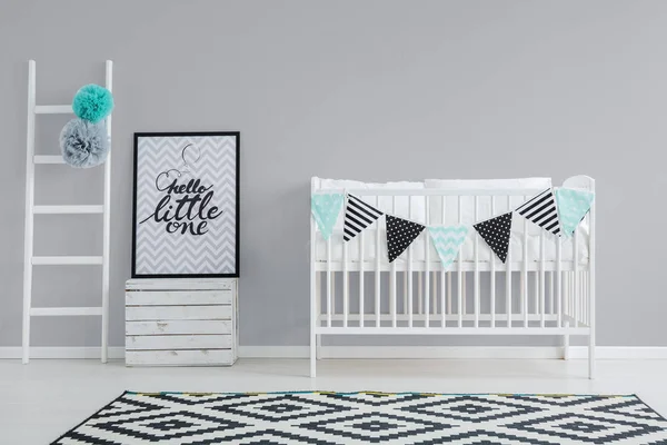 Grijs muur in de kamer van de baby — Stockfoto