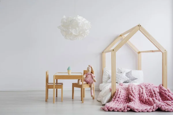 Mobília de madeira para o quarto da menina — Fotografia de Stock