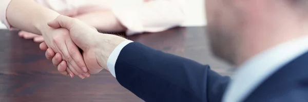 Handshake during recruitment review — Stock Photo, Image