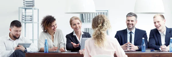 Vrouw tijdens sollicitatiegesprek — Stockfoto