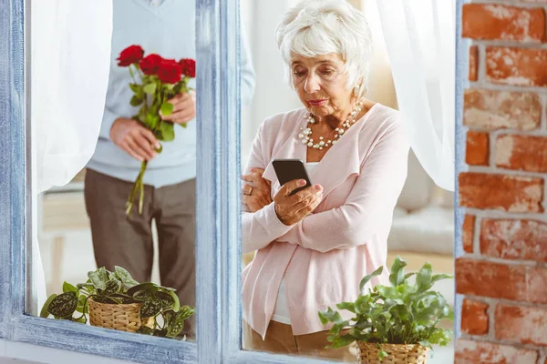 Telefon arayan kadın şaşırtıcı adam — Stok fotoğraf