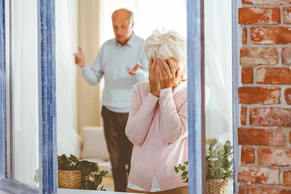 Vrouw huilen tijdens argument — Stockfoto