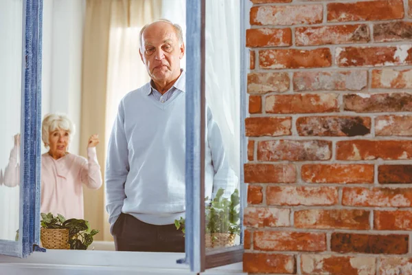 Mulher gritando com o homem — Fotografia de Stock