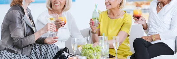 Group of women having drinks — Stock Photo, Image