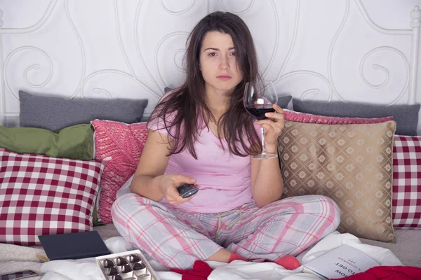 Tv-kijken in bed — Stockfoto