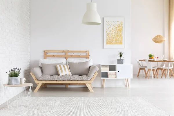 Muro di mattoni bianchi in appartamento — Foto Stock