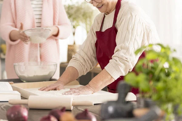 Бабушка готовит макароны — стоковое фото