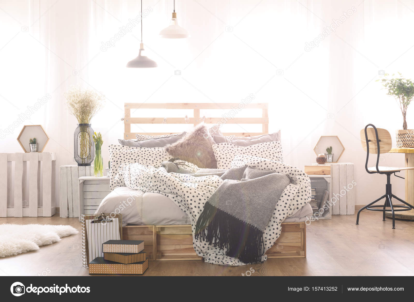 Camera da letto con letto matrimoniale fai da te — foto stock ... Fai da te camera da letto
