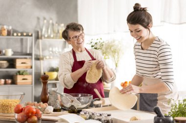 Büyükanne torunu ile pizza hazırlama
