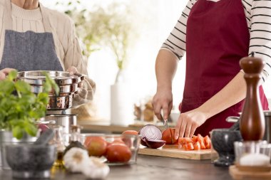 kadın kesme domates