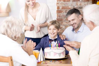 Ellerini bir partide alkışlar aile
