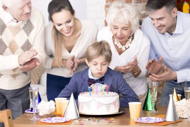 çocuk doğum günü pastası mum dışarı üfleme