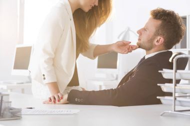 iş yerinde romantizm