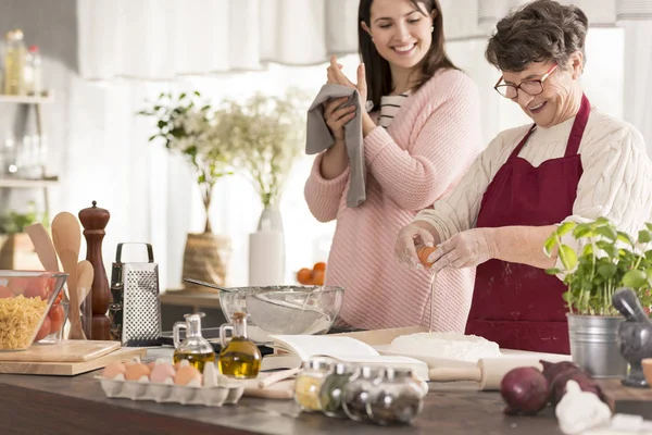 Женщина готовит с внучкой — стоковое фото