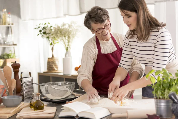 Nonna insegnamento nipote cottura torta — Foto Stock