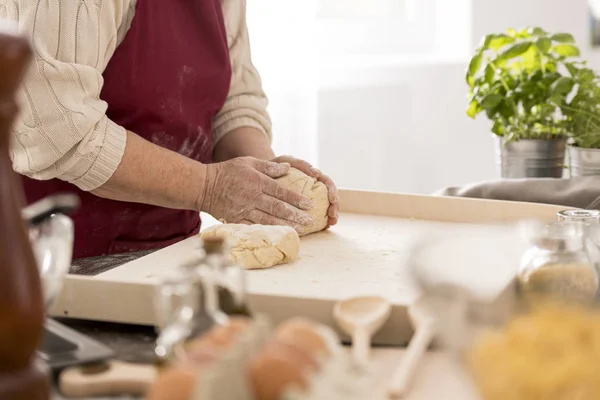 Старшая женщина готовит свежие макароны — стоковое фото