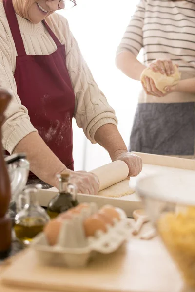 Женщина катит тесто для макарон — стоковое фото