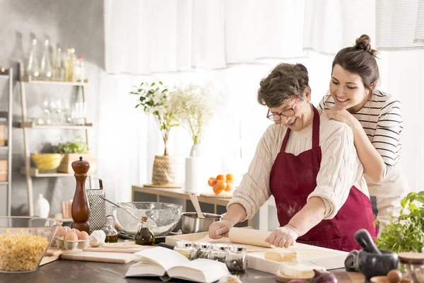 Grand-mère et petite-fille cuisiner ensemble — Photo