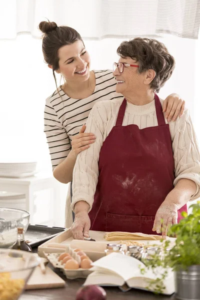 Femme embrassant sa grand-mère — Photo