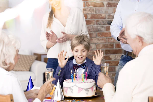 Famiglia godendo festa di compleanno — Foto Stock