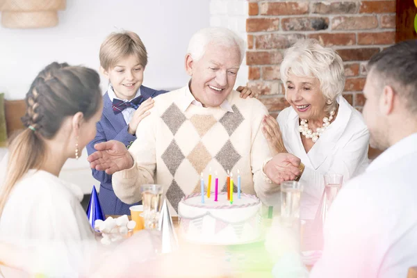 Uomo anziano e la sua famiglia alla festa di compleanno — Foto Stock