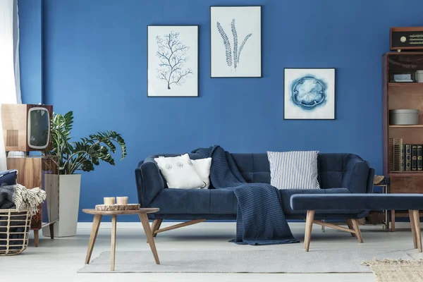 Sala de estar com sofá e TV — Fotografia de Stock