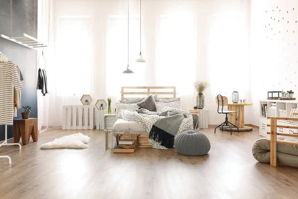 Studio appartement met pallet bed — Stockfoto