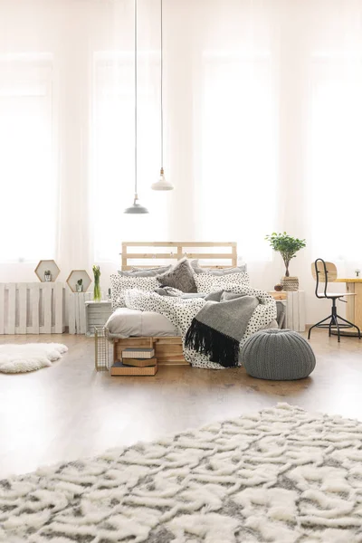 Dormitorio con cama de plataforma DIY — Foto de Stock