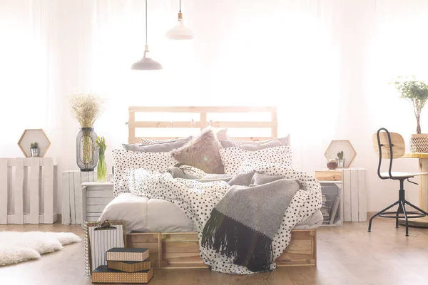 Kamar tidur dengan ranjang ganda DIY — Stok Foto