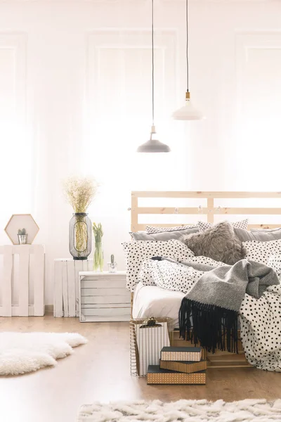 Schlafzimmer mit Palettenmöbeln — Stockfoto