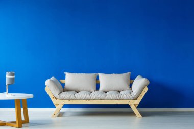 Kanepe ayakta duvara karşı