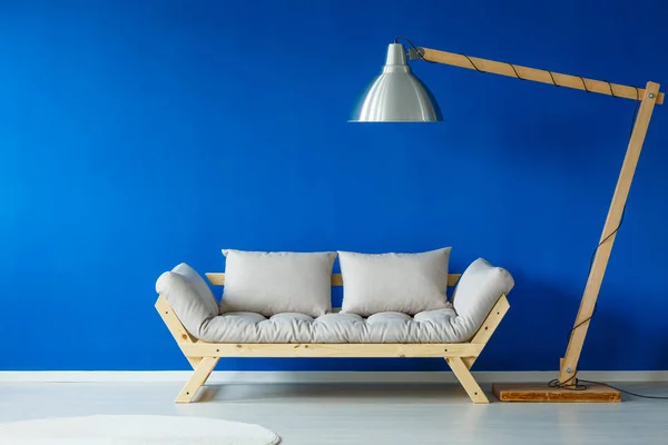 Dřevěný gauč v modrém pokoji — Stock fotografie