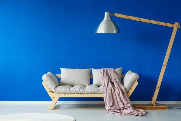 Kamer met tapijt en lamp — Stockfoto