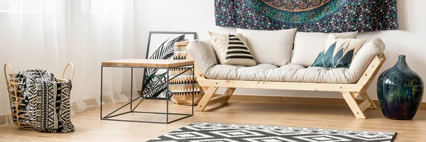 Vardagsrum med soffa — Stockfoto