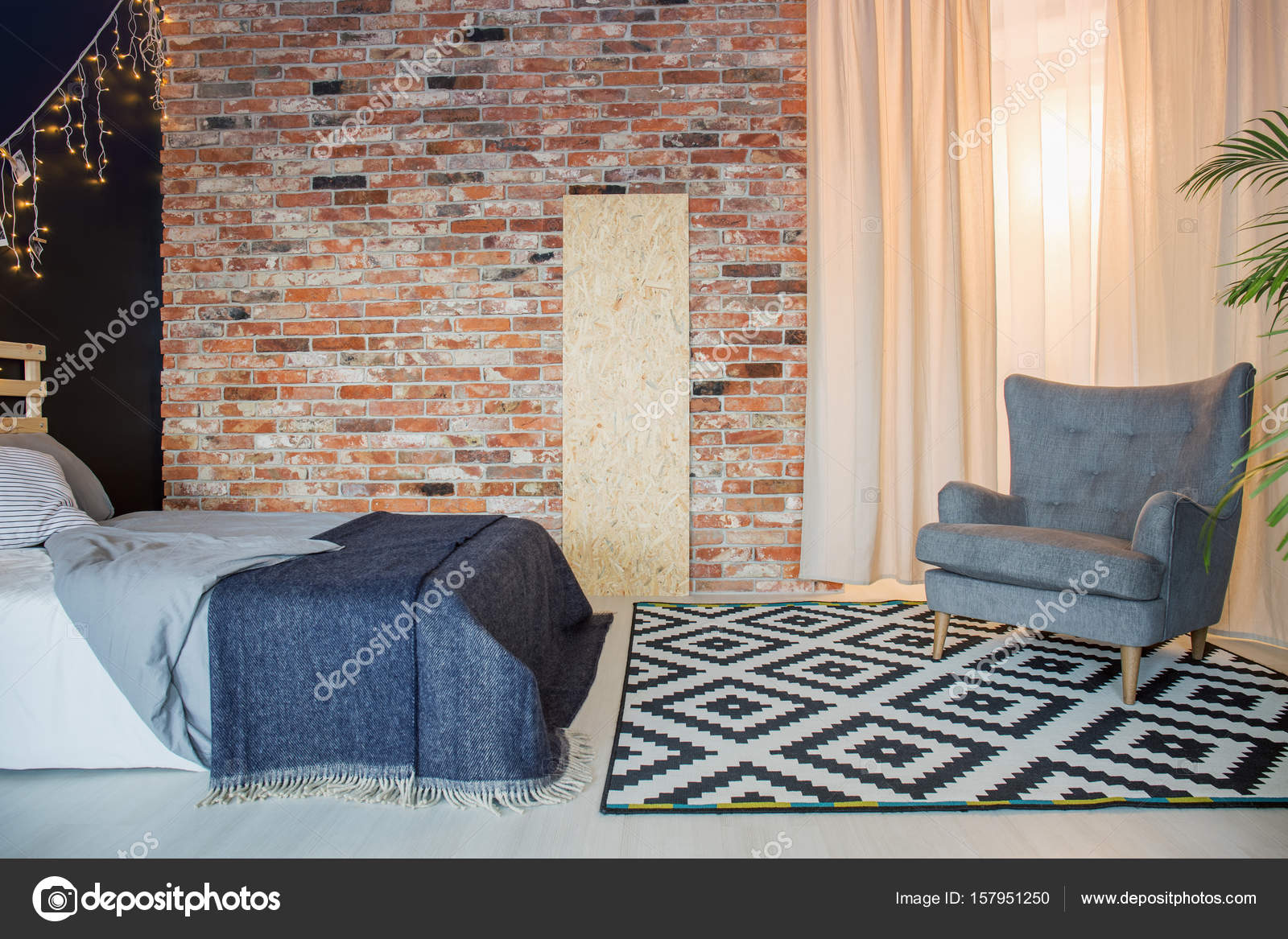 Bett und Stuhl im Zimmer — Stockfoto © photographee.eu #157951250