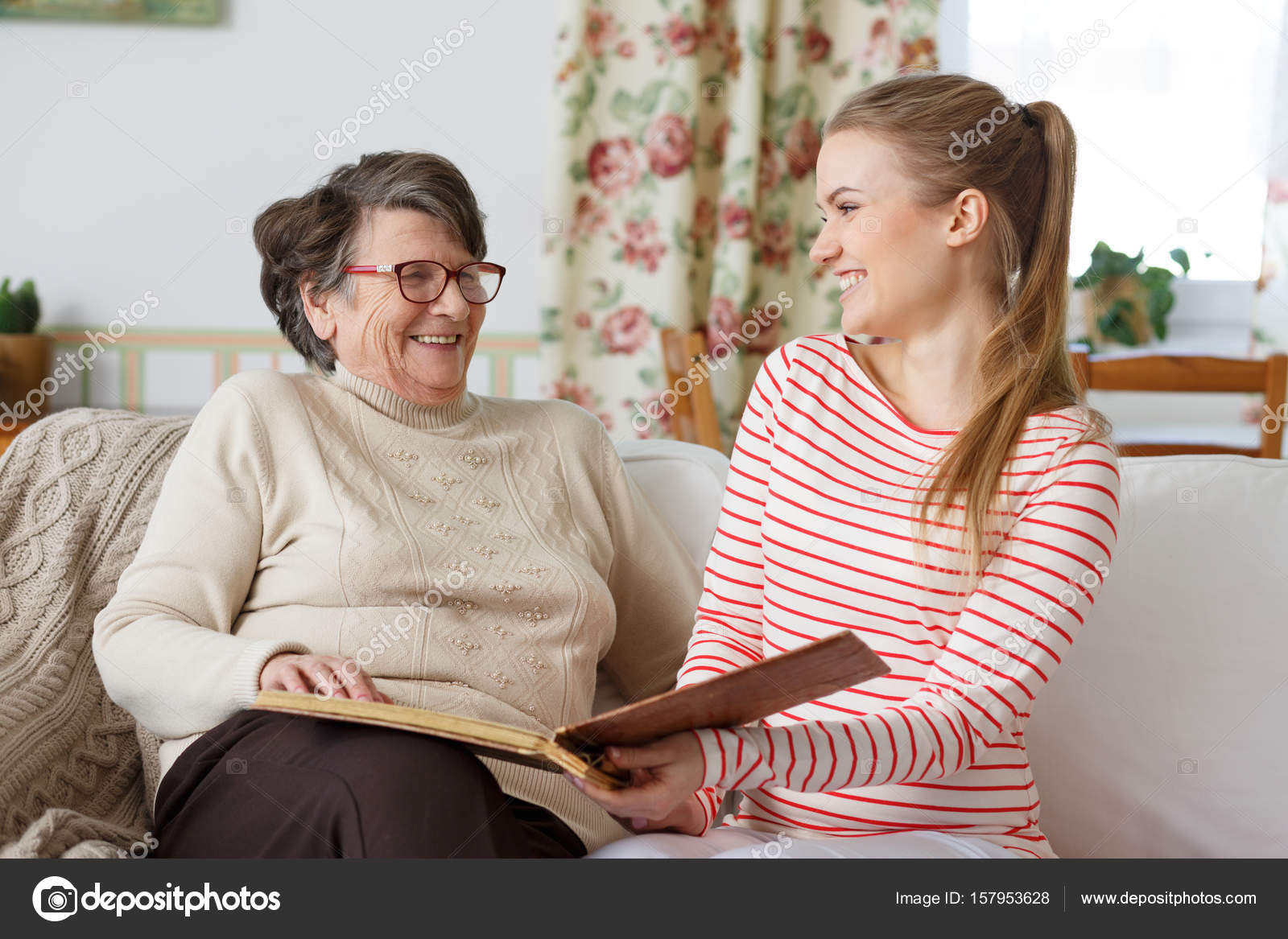 Посещение бабушки. Женщина навещает бабушку. Visiting grandma. Visiting grandma. Забота.