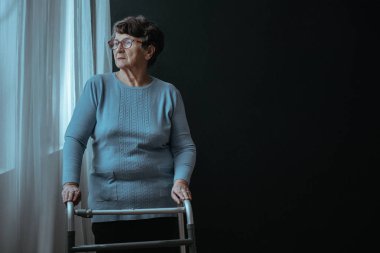 Bir walker ile duran kadın