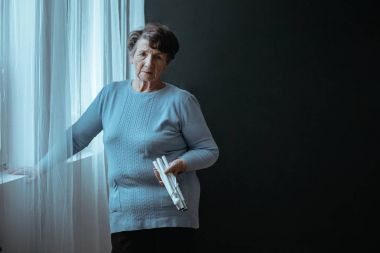 Kör bir sopa tutan kıdemli