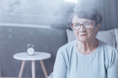 Yatağın üstüne oturan Bayan