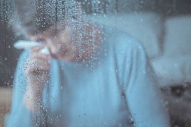 Üzgün yalnız yaşlı