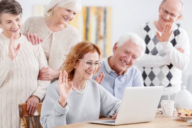 Online arkadaşıyla konuşuyor