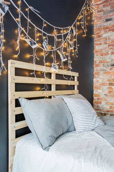 Headboard ranjang dengan dekorasi — Stok Foto