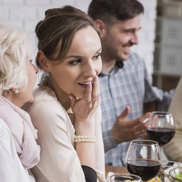 Rijpe vrouw fluisteren naar jonge vrouw — Stockfoto