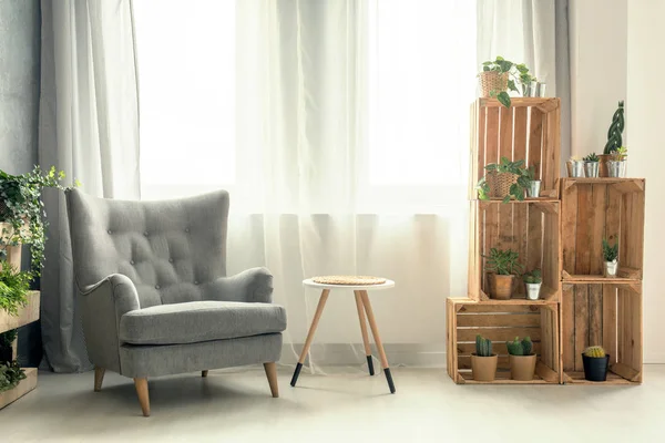 Ruang tamu dengan kursi dan rak DIY — Stok Foto