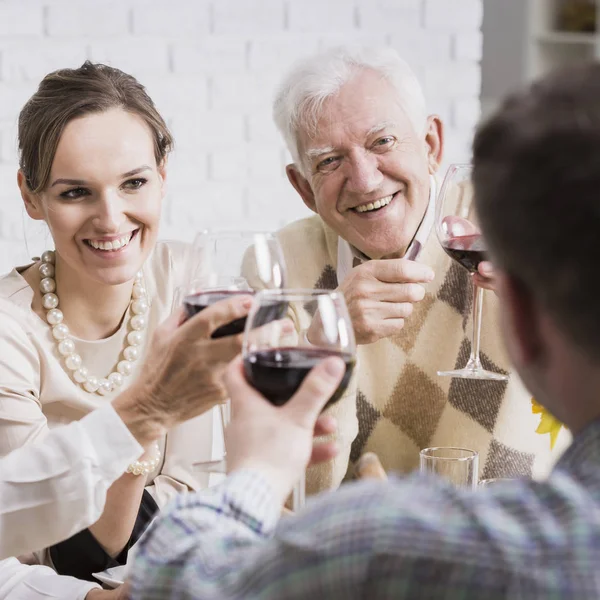 Feliz pareja madura y joven brindis aniversario — Foto de Stock