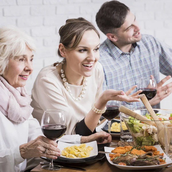 Gelukkige mensen tijdens het familie, zondag diner — Stockfoto