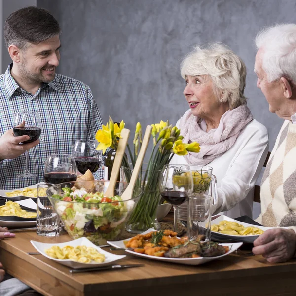 Feliz familia caucásica teniendo una cena elegante — Foto de Stock