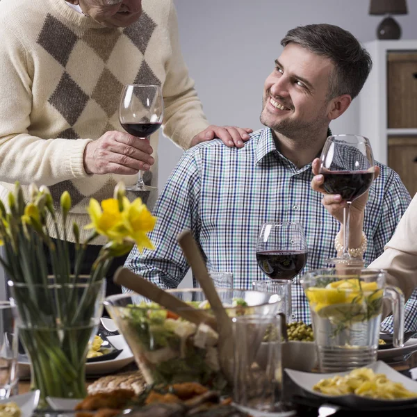 Conversa familiar entre pai e filho durante refeição elegante — Fotografia de Stock